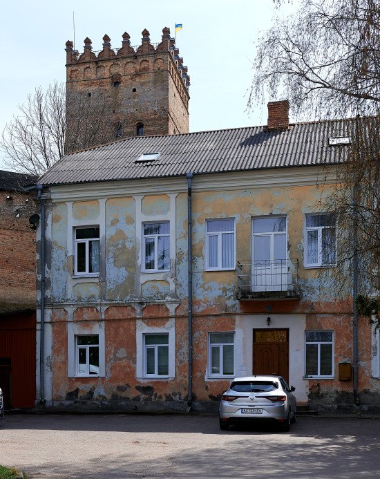 Вигляд з внутрішнього двору зберіг історію будинку в нашаруваннях фарби різних кольорів.