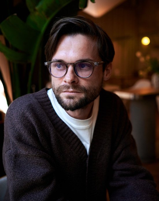 Різні кольори та шари фарби на стіні, які зберегли при створенні нового простору. Підкреслювати історію приміщень, використовувати ресурси, які вже є на місці — одне з екологічних рішень Левка.