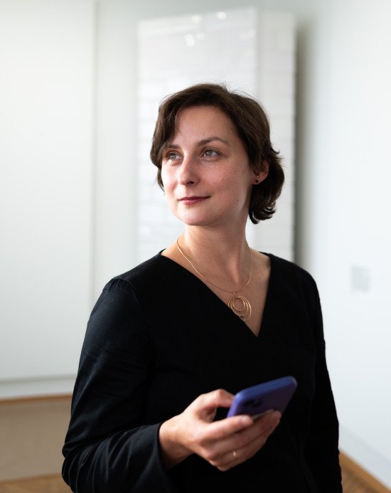 «Я чула, як зітхає й гукає немовля з глядацької зали. Мене це зовсім не відволікало. Діти, звуки побуту закарбовані у моїй базовій прошивці». Ольга Генда.