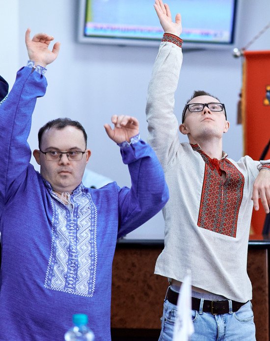 Ліворуч — депутат-свободівець Андрій Білан. Праворуч — гості мерії. 