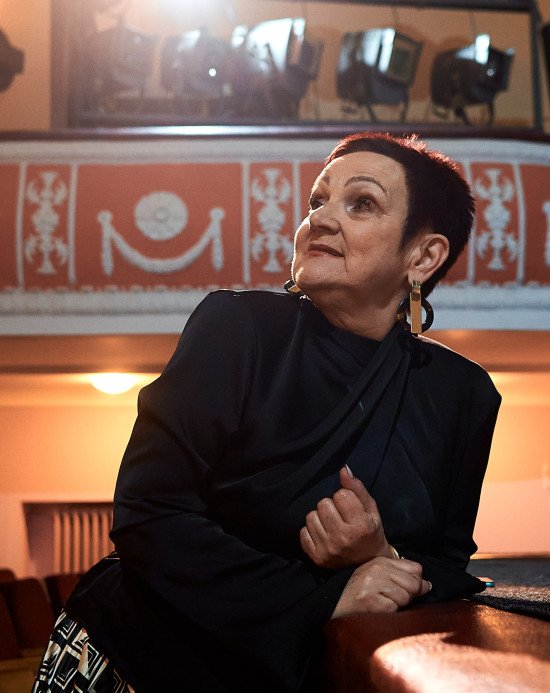 «Коли викладачка вокалу питає, яким голосом я співаю, завжди відповідаю: “чужим”. Я все життя співаю чужими голосами». Олена Бондарук.