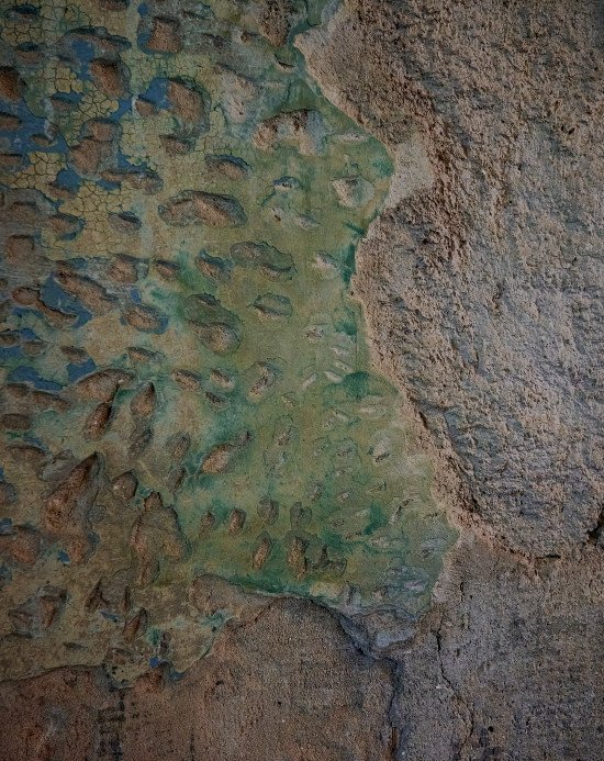 Різні кольори та шари фарби на стіні, які зберегли при створенні нового простору. Підкреслювати історію приміщень, використовувати ресурси, які вже є на місці — одне з екологічних рішень Левка.