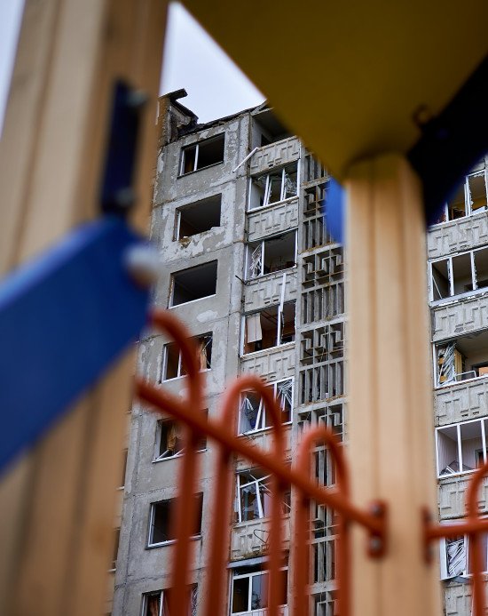 У теплій ковдрі — Денис, один з мешканців будинку. Тут він разом зі своєю мамою Олею.
