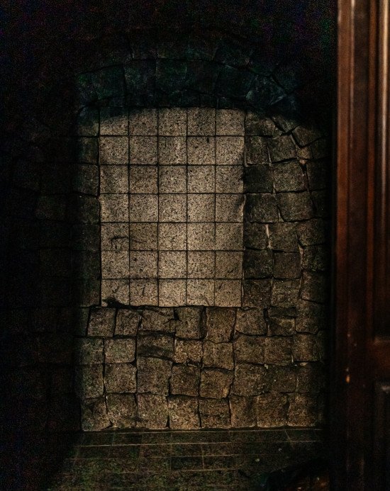 Одна з чотирьох аркасолей собору та двері храму зсередини