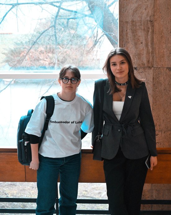 Світлини з поїздки в Болгарію з особистого архіву дівчат. Праворуч — будівля Університету національного та світового господарства у Софії. 