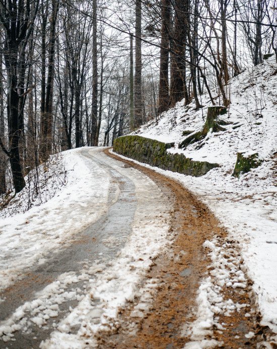 Ліворуч — підйом до парку, праворуч — ряди лавок амфітеатру.