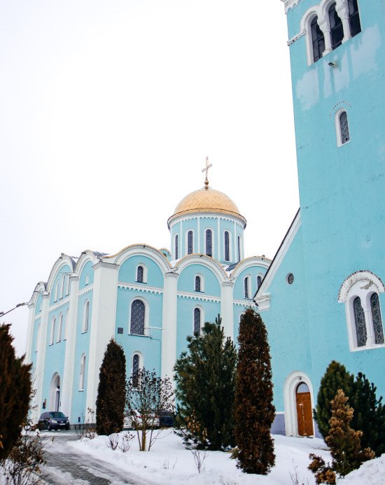 Собор у наші дні та в 1993 році, коли на ньому замінюють хрест 