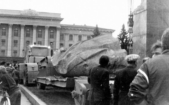 1991 рік. Демонтаж пам’ятника Леніна у Луцьку. Фото «Хроніки Любарта».