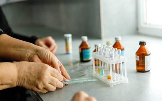 Уроки в лабораторії. На першому фото вчителька хімії — Наталія Козік.