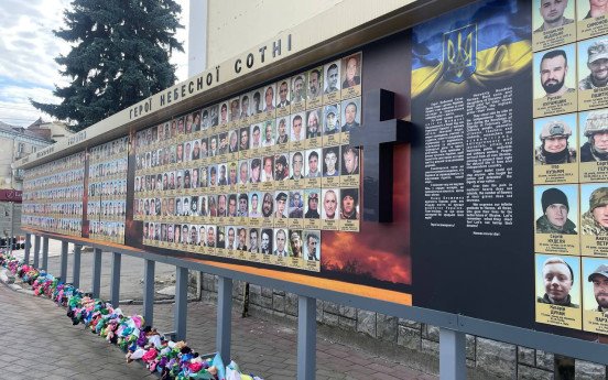 На місці дзеркала облаштують фотостенд «Герої Небесної Сотні». Фото: Анна Кравчук.