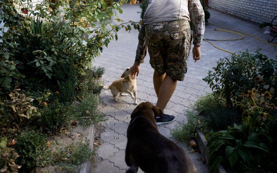 В машині лунає Скрябін, далі — Максим у дворі Вадима.