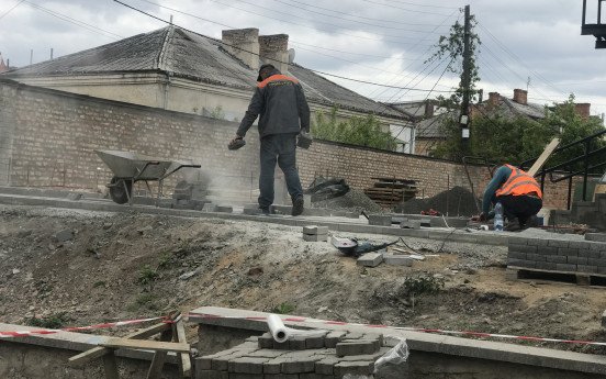 На місці майбутнього амфітеатру завершують вкладати бруківку. Фото: Юлія Малєєва.