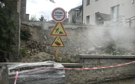 На місці майбутнього амфітеатру завершують вкладати бруківку. Фото: Юлія Малєєва.
