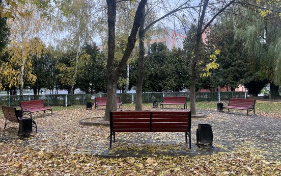 Фото misto.media. Угорі — сквер біля ЗОШ № 22, унизу — один із енергозберігаючих ліхтарів біля школи № 27.