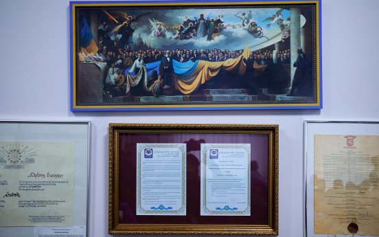 Вперше депутати зустрілися у масках та в колективі духовенство. Думки про молитви супроводжували частину з обранців і надалі. Ліворуч фото konkurent.ua.