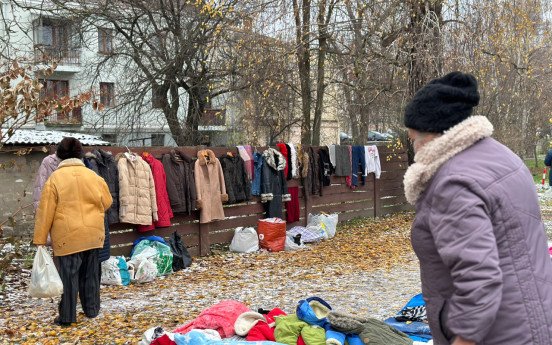 Жіноча барахолка неподалік мурів Луцького замку.