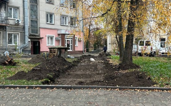 У дворі тривають ремонтні роботи. Фото: misto.media.