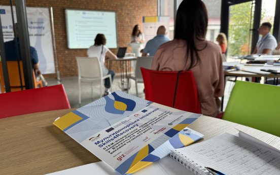 На конференції під час презентації проєкту.