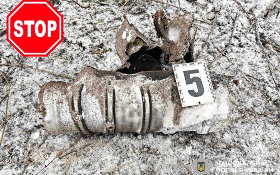 Елементи збитого безпілотника та знайдені боєприпаси. Фото — ГУ Нацполіції Рівненської обл.