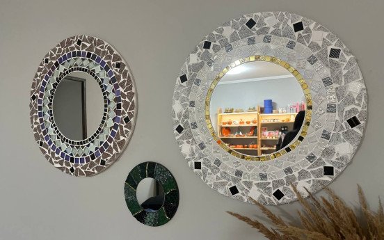 Дзеркало з мозаїки та колекція посуду з символікою Луцька. 