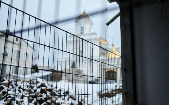 Часто на заходах МЦВ чутно церковний дзвін в неділю, адже по сусідству — собор.