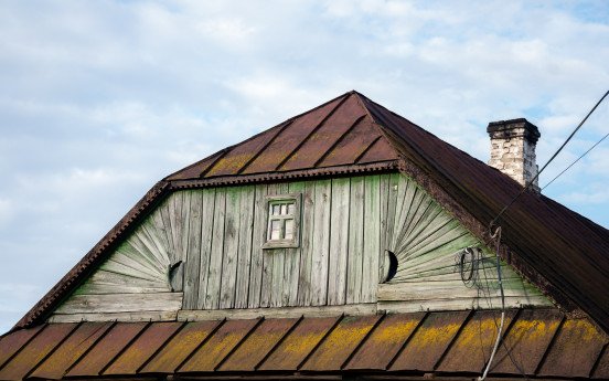 Сонце на фронтоні — частий елемент декору. Ліворуч — с. Яловацьк (Камінь-Каширська громада), праворуч — с. Грабове (Шацька громада).