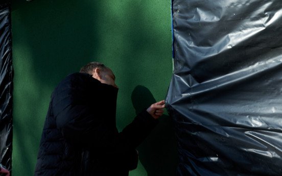 Поки на центральний вхід можна тільки підглянути.