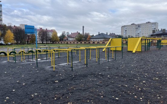 Фото misto.media. Угорі зліва — бруківка біля школи № 12, справа — тренажери біля школи № 22. Унизу — частина дитячого майданчика дитсадка № 38.