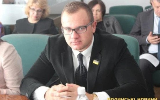 У 2013 році (фото ліворуч) Ігор Поліщук був активним опозиційним депутатом до міського голови Миколи Романюка. У 2020 році (фото праворуч) сам стає міським головою. Фото: Інформаційне агенство «Волинські новини»