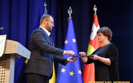 У 2013 році (фото ліворуч) Ігор Поліщук був активним опозиційним депутатом до міського голови Миколи Романюка. У 2020 році (фото праворуч) сам стає міським головою. Фото: Інформаційне агенство «Волинські новини»