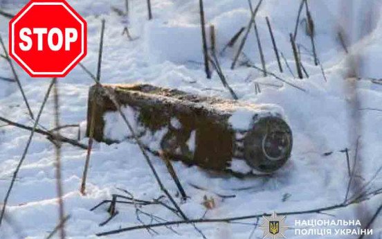 Елементи збитого безпілотника та знайдені боєприпаси. Фото — ГУ Нацполіції Рівненської обл.