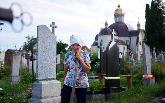 Жінки, імен яких ми не знаємо, але без них ми не знайшли б доріг на цвинтарі.