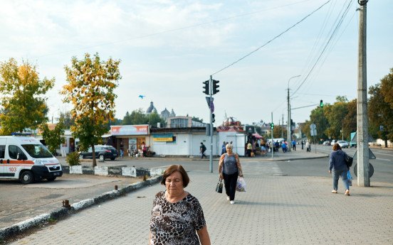 Стовп, який підпирає дашок зупинки — на фото праворуч.