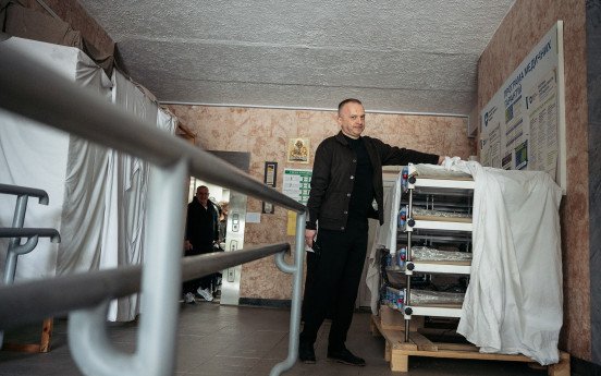 Заступник директора госпіталю з економічних питань Роман Панасюк показує нові лікарняні меблі, які невдовзі встановлять у палатах.