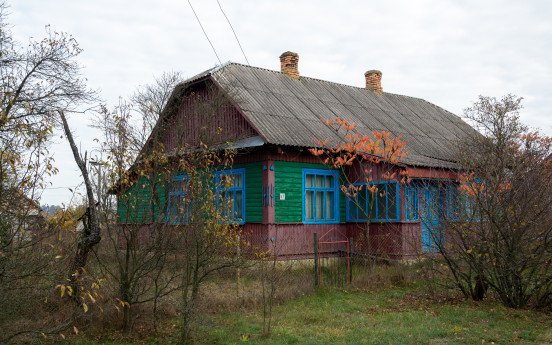 Яскраві фасади будинків у с. Залісся (Шацька громада).