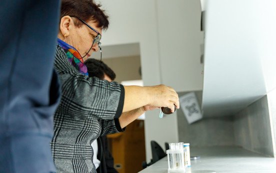 Уроки в лабораторії. На першому фото вчителька хімії — Наталія Козік.