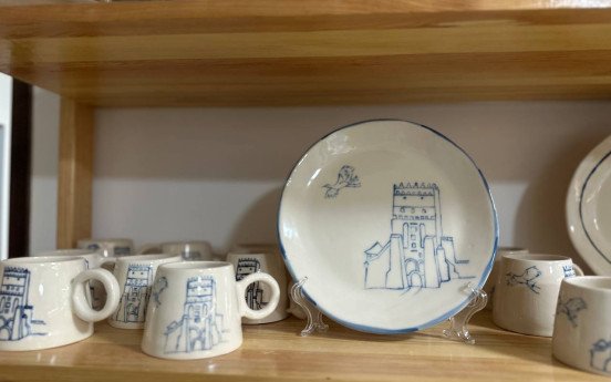 Дзеркало з мозаїки та колекція посуду з символікою Луцька. 