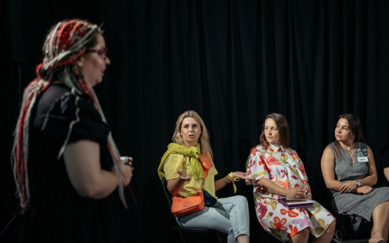 Так резиденти «Місто читає» обговорювали книгу «Бідолашні створіння» Аласдер Ґрей.