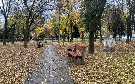 Фото misto.media. Угорі — сквер біля ЗОШ № 22, унизу — один із енергозберігаючих ліхтарів біля школи № 27.