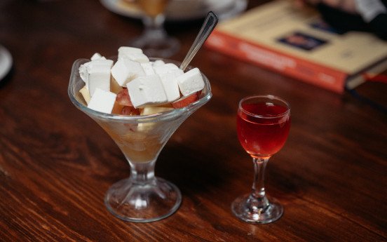 На фото ліворуч — «Українське рафаело» (кульки з перетертого сала). Праворуч — морозиво з фруктами «Допомога Африці» та наливка з журавлини. 