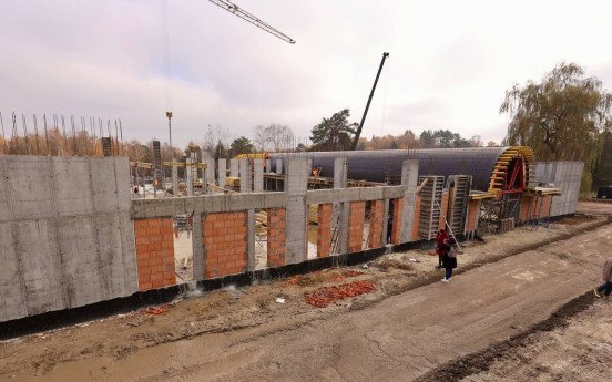 На території триває зведення крематорію. Фото: Руслан Балук.