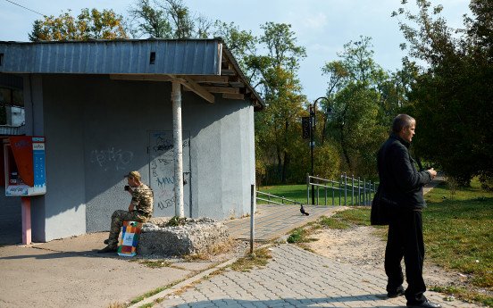 Стовп, який підпирає дашок зупинки — на фото праворуч.