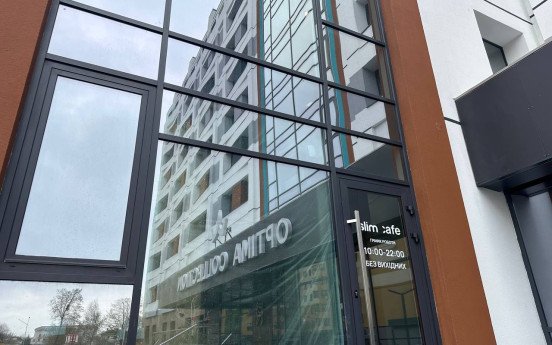 Вхід до ресторану — ліворуч від готелю Optima Collection. Фото: misto.media.