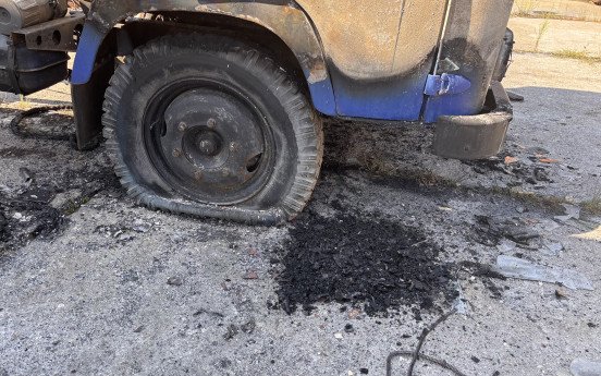 Уламок даху та авто, що згоріло вщент у місті внаслідок атаки 3 вересня. 
