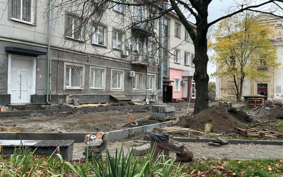 У дворі тривають ремонтні роботи. Фото: misto.media.