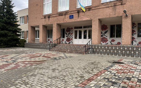 Фото misto.media. Угорі зліва — бруківка біля школи № 12, справа — тренажери біля школи № 22. Унизу — частина дитячого майданчика дитсадка № 38.