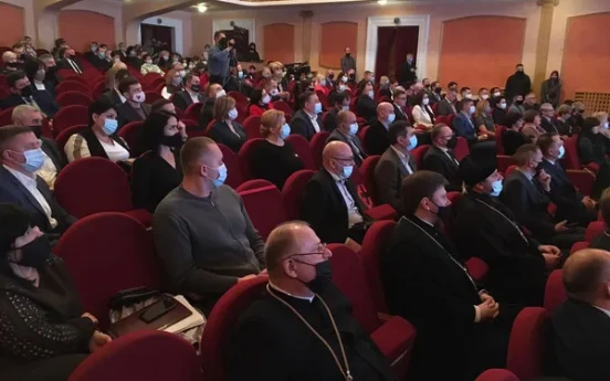 Вперше депутати зустрілися у масках та в колективі духовенство. Думки про молитви супроводжували частину з обранців і надалі. Ліворуч фото konkurent.ua.