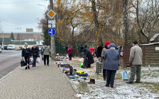 Жіноча барахолка неподалік мурів Луцького замку.