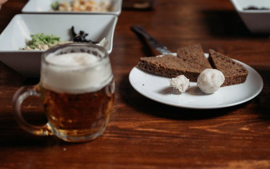 На фото ліворуч — «Українське рафаело» (кульки з перетертого сала). Праворуч — морозиво з фруктами «Допомога Африці» та наливка з журавлини. 