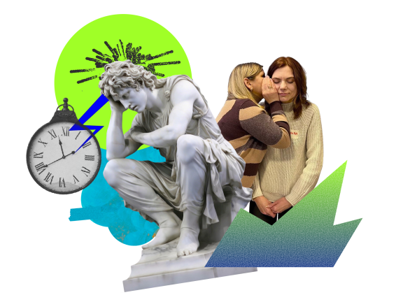 Антична зажурена скульптура з годинником та двома жінками, що перешіптуються.